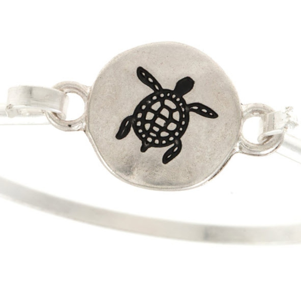 Sea Turtle etched disk bangle bracelet - Silver - Picture 2 of 3
